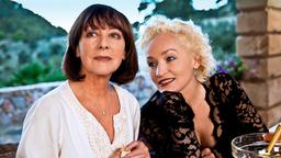 Hermine (Heidelinde Weis) und Lilo (Angelika Bartsch, re.) haben sich auf Mallorca angefreundet.