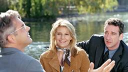 Hilflos beobachtet der unsichtbare Max (Heio von Stetten, re.), wie Anna (Sophie Schütt) und Robert (Florian Fitz) miteinander flirten.