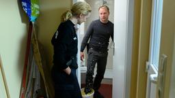 "Hilft" Hannah (Jana Klinge) beim Renovieren: Hauke (Hinnerk Schönemann)