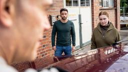 Hin und wieder stattet Kommissar Eisner (Robert Dölle, li) Anne Marie Fuchs (Lina Wendel, re) und Youssef El Kilali (Karim Chérif, Mitte) einen Besuch ab, um herauszufinden, was sie ermittelt haben.