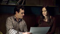 Hobbyfotograf Leonard (Joaquin Phoenix) zeigt Sandra (Vinessa Shaw) seine Bilder.