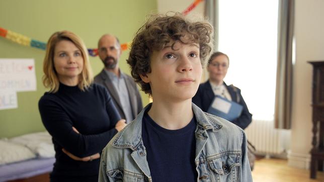 Bild: ARD Degeto/Bernd Spauke Ole (Nico Ramon Kleemann), Anette (Annette Frier, li.), Ingolf (Christoph Maria Herbst) und Ela Paul (Frau Wilsneck)