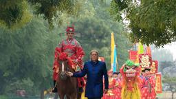 Hotelmanager Winter (Christian Kohlund, re) geleitet den Chinesen David (Bian Yuan) zum Traualtar.