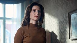 Hotelmanagerin Charyl Talfeld (Christina Hecke) muss das Gemälde finden.
