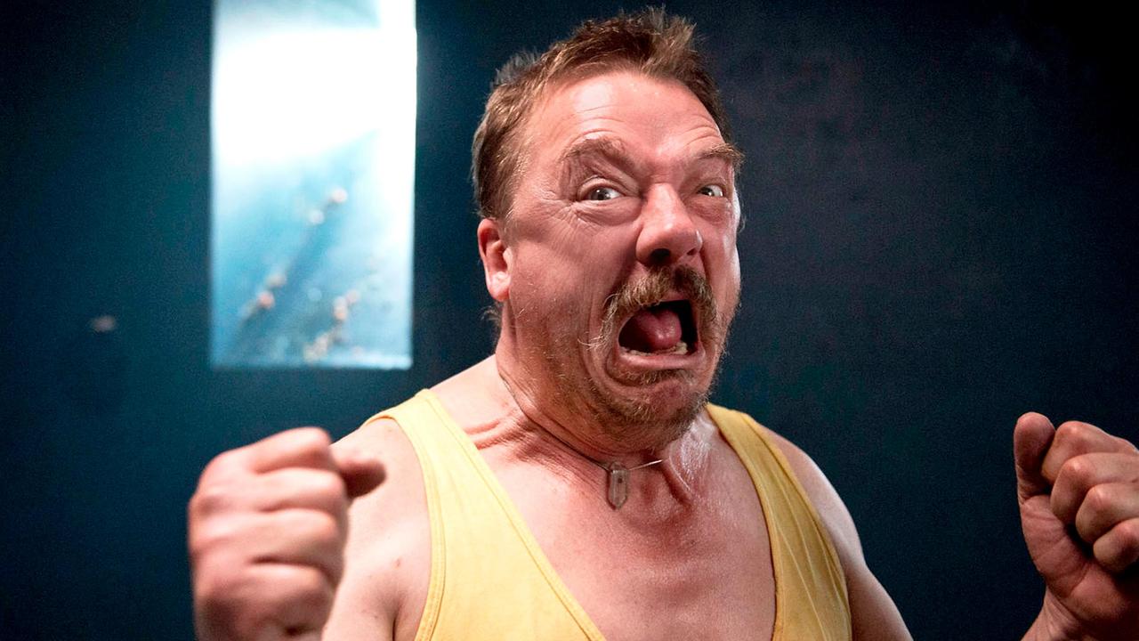 Hotte (Peter Kurth, Bild) ist ein Kleinkrimineller auf Bewährung. Er hat zwei Kinder, Dennis und Jenny doch von denen will er nichts wissen. Als deren Oma stirbt, erhält er das Sorgerecht für die Halbwüchsigen, wovon er zwar nicht begeistert ist, aber das Kindergeld kann er schon gebrauchen.
