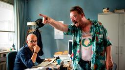 Hotte (Peter Kurth, r) mit Bewährungshelfer Benno (Christoph Maria Herbst, l), der fest davon überzeugt ist, dass Hotte nicht das Zeug zum verantwortungsvollen Vater hat.