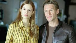 Hugo (Thure Riefenstein) und Nina (Suzan Anbeh) haben ihre Gefühle zueinander zu einem denkbar ungünstigen Zeitpunkt entdeckt.