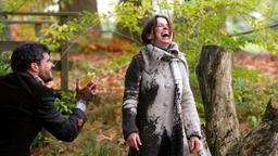 Humor ist, wenn man trotzdem lacht: Lina (Julia Brendler) und Markus (Stephan Luca) amüsieren sich über ihre eigene Tollpatschigkeit bei der Rettung eines Schoßhündchens.