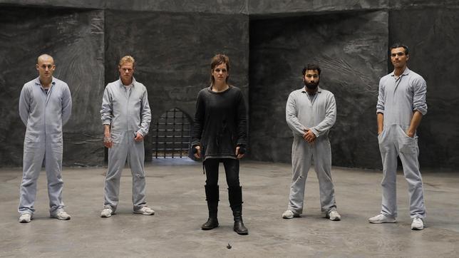 Bild: SWR/Tom Trambow Hundetraining - Lu Feuerbach (Nadin Busch-Matthews) mit den Häftlingen Lukas Wachowiak (Marcel Andrée), Volker Brandt (Konstantin-Philippe Benedikt), Alihan Jabbir (Ibrahim Al-Khalil) und Adam Najjar (Ali Khalil).