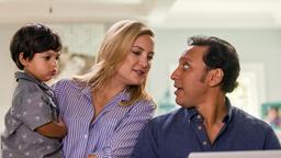 Ihre erzkonservativen Eltern wissen nichts davon: Jesse (Kate Hudson) hat ein Kind (Ayden Bivek) mit dem indisch-stämmigen Arzt (Aasif Mandvi).