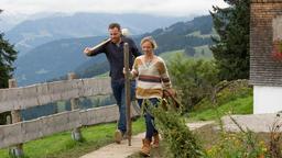 Ihre Ex-Partner sind jetzt ein Paar: Auch Almuth (Johanna Klante) und Tobias (Bernhard Piesk) verstehen sich gut.