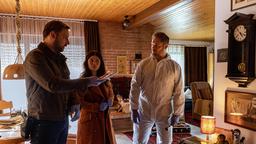 Ihre Freundschaft mit Thomas Zellinger (Christoph Letkowski, links) verschafft Lisa (Anna Fischer) die Chance, bei der Durchsuchung der Wohnung des Toten zuzuschauen.