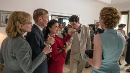 Im Beisein ihrer Mitarbeiter Lise Schneegass (Annika Olbrich), Wilhelm Kemper (Christoph Glaubacker) und Edith Schmidt (Luise Wolfram) hat Aenne (Katharina Wackernagel) bei einer Berliner Modenschau soviele Kreationen bestellt, dass der Modeschöpfer persönlich sie als wichtigen Gast begrüßt. Und nichts anderes wollte sie erreichen …