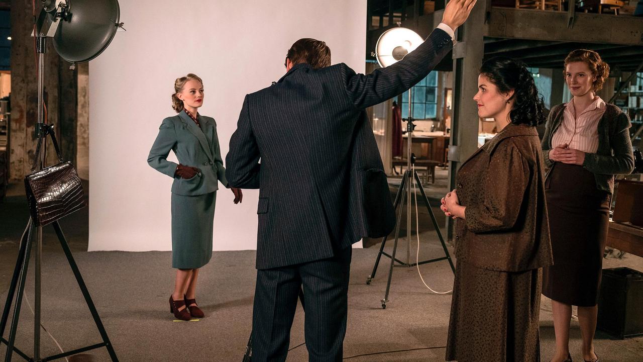 Im Beisein von Aenne (Katharina Wackernagel) und Edith Schmidt (Luise Wolfram) wird das Titelbild für die erste Ausgabe fotografiert.