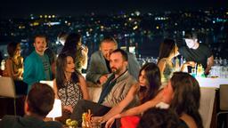 Im ‚Club Royal’ amüsieren sich die Schönen und Reichen Istanbuls. Auch Birol Baslam (Erol Ozan Ayhan, Mitte) genießt das Nachtleben gerne in dem Club seines Freundes Ergan Baschtir (Michael Brandner).