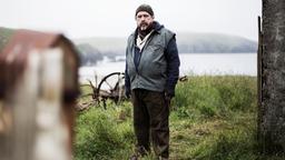 MORD AUF SHETLAND: Im Dorf ist mit dem kauzigen Magnus Bain (Brian Cox) schnell ein Schuldiger gefunden.