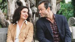 Im englischen Garten verliebt sich Pia (Simone Thomalla) in den charmanten Landschaftsarchitekten Philip (Hannes Jaenicke).