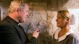 Im Keller des "Weissblauen Engels" entdecken Prälat Schwanthaler (Harald Krassnitzer) und Anna (Mariele Millowitsch) einen archäologischen Schatz.