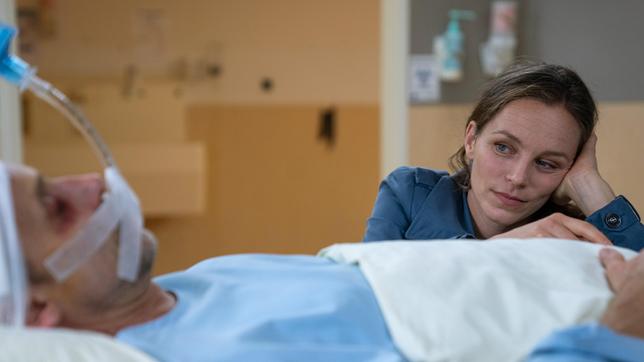 Bild: ARD Degeto/Filmpool Fiction GmbH/Wolfgang Ennenbach Im Krankenhaus: Nolwenn (Franziska Wulf, re.) bei dem schwerverletzten Kadeg (Jan Georg Schütte, li.).