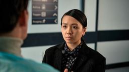 Im Krankenhausflur: Zoe (Andrea Guo) hört  Felix (Hannes Wegener) zu, der versucht  zu beschwichtigen.