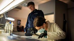 Im Labor: Kriminaltechnikerin Dr. Wex (Claudia Eisinger, re.) klärt Polizist Pawlak (Sebastian Hülk, li.) über ihre Erkenntnisse auf.