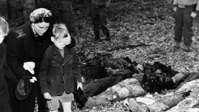 Bild: rbb/National Archives and Records Administration Im Mai vor 75 Jahren endete der Zweite Weltkrieg. Noch leben Angehörige der Generation, die den Krieg miterlebten. Noch leben die letzten Zeitzeugen, die in Bombenkellern saßen, zum Volkssturm eingezogen wurden, mit ihren Eltern vor der näher rückenden Front flohen. Das multimediale ARD-Projekt "Kinder des Krieges" erzählt das Schlüsseljahr 1945 aus der Sicht der Kinder. - Unter der Aufsicht amerikanischer Soldaten schirmt eine deutsche Mutter die Augen ihres Sohnes ab, während sie mit anderen Zivilisten an den Leichen von 57 Russen, darunter Frauen und ein Baby, vorbeigeht, die aus einem Massengrab außerhalb der Stadt Suttrop exhumiert wurden.