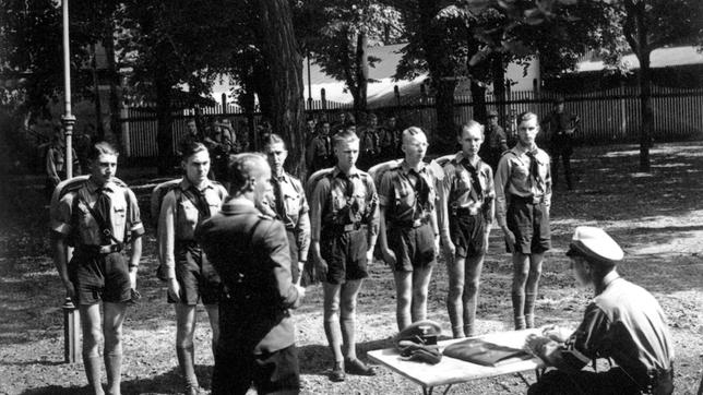 Hitlerjugen bei einer Vereidigung. In den letzten Kriegstagen wurden Hitlerjugen verpflichtet, sich als „Werwölfe“, als Partisanen hinter den feindlichen Linien zu betätigen.