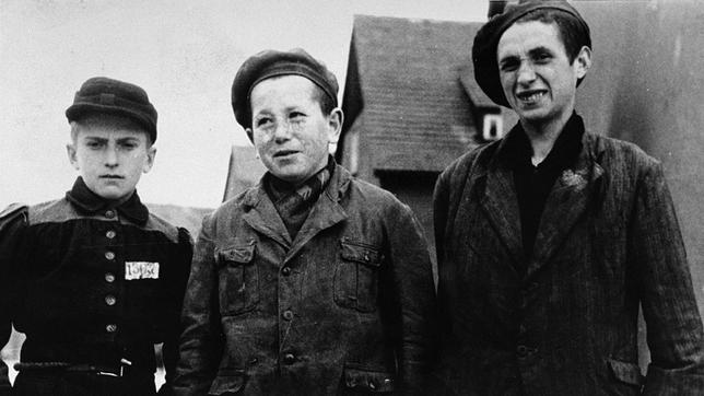 Bild: National Archives and Records Administration, College Park Im Mai vor 75 Jahren endete der Zweite Weltkrieg. Noch leben Angehörige der Generation, die den Krieg miterlebten. Noch leben die letzten Zeitzeugen, die in Bombenkellern saßen, zum Volkssturm eingezogen wurden, mit ihren Eltern vor der näher rückenden Front flohen. Das multimediale ARD-Projekt "Kinder des Krieges" erzählt das Schlüsseljahr 1945 aus der Sicht der Kinder. - Beniek Ajnszydler (links) wurde als 12-jähriger Junge aus dem KZ Buchenwald befreit. Das Foto zeigt