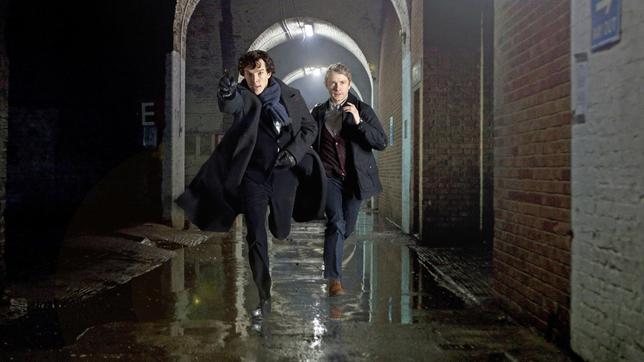 Bild: ARD Degeto/BBC/Hartswood Films Im verregneten London jagen Sherlock Holmes (Benedict Cumberbatch, li.) und Dr. John Watson (Martin Freeman) einen mysteriösen Serienmörder.