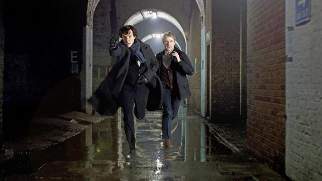 Im verregneten London jagen Sherlock Holmes (Benedict Cumberbatch, li.) und Dr. John Watson (Martin Freeman) einen mysteriösen Serienmörder.