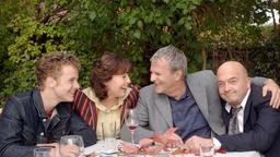 Immer gut drauf: Eva (Thekla Carola Wied) mit ihren neuen Freunden Ferdinand (Peter Sattmann, 2.v.re.), Harry (Florian Martens, re.) und Dennis (Tobias Retzlaff, li.).