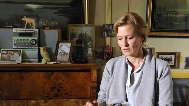 Bild: ARD Degeto/Yellow Bird/Hubert Mican In den alten Unterlagen ihrer Mutter findet Brigitta Roslin (Suzanne von Borsody) Hiweise auf ein lange zurückliegendes Verbrechen.
