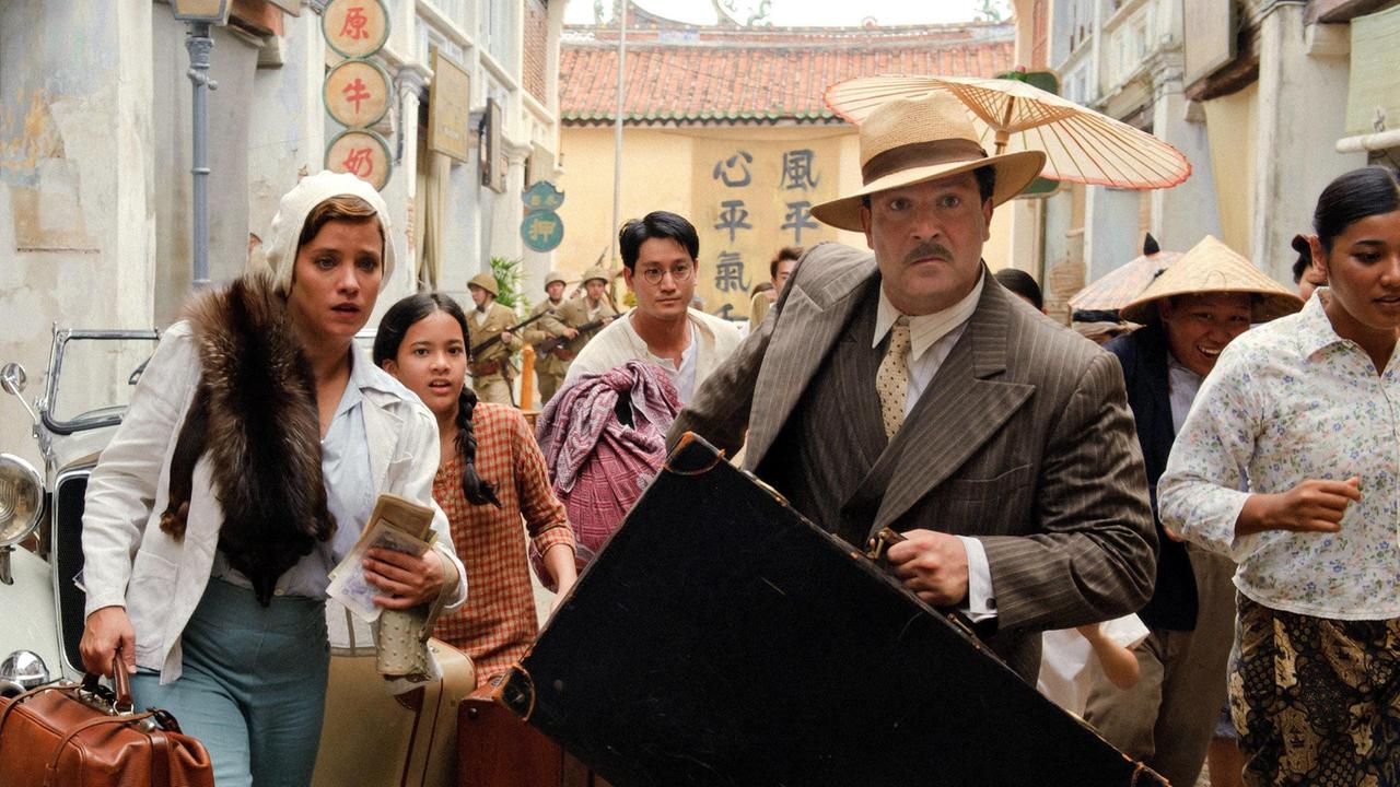 In den Kriegswirren muss Hans Jakob (Francis Fulton-Smith, rechts) mit Hellen (Muriel Baumeister), der kleine Badrika (Sutanti) und dem Gutsverwalter Bima Hidayat (Jason Chan) fliehen.