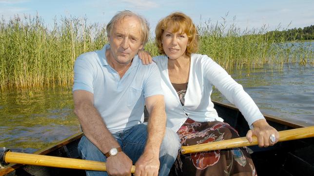 In der Abgeschiedenheit der schwedischen Seenlandschaft wollen Susanne (Gaby Dohm) und Leo (Günther Maria Halmer) ihrer Ehe neuen Schwung geben.