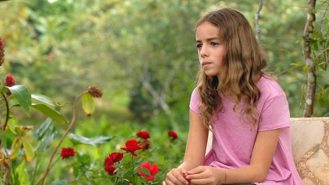 In der Nähe von Pflanzen fühlt die traumatisierte Alice (Alexandra Wallis) sich am wohlsten.