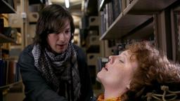 In der Unibibliothek treffen Anna (Stefanie Dvorak) und Max (Florian David Fitz) sich zum ersten Mal.