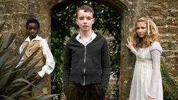 In der Vergangenheit trifft Tolly (Alex Etel) auf seine Vorfahrin Susan (Eliza Bennett) und den entflohenen Sklavenjungen Jacob (Kwayedza Kureya).