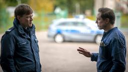In der Werkstatt: Leon Pawlak (Sebastian Hülk, li.) hat Fragen an Jan (Timo Jacobs, re.).