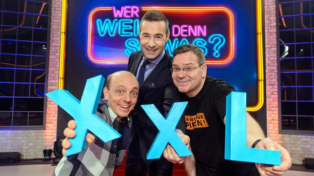Bild: NDR/Morris Mac Matzen In dieser XXL-Folge stellen sich neben Superhirn Bernhard Hoecker (li.) und Quizmaster Elton (re.) sechs weitere Prominente den amüsanten und skurrilen Fragen von Moderator Kai Pflaume (Mitte).