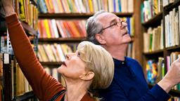 In einer Buchhandlung auf Mallorca begegnen sich Edith (Christiane Hörbiger) und Joachim (Friedrich von Thun) zum ersten Mal.