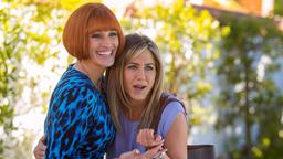 In  ihren Gefühlswelten geht es turbulent zu: Homeshopping-Star Miranda (Julia Roberts, li.) und Innenarchitektin Sandy (Jennifer Aniston).