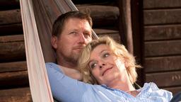 In Max' (Michael Fitz) Armen kann Veronika (Saskia Vester) endlich einmal den ganzen Alltagsstress hinter sich lassen.