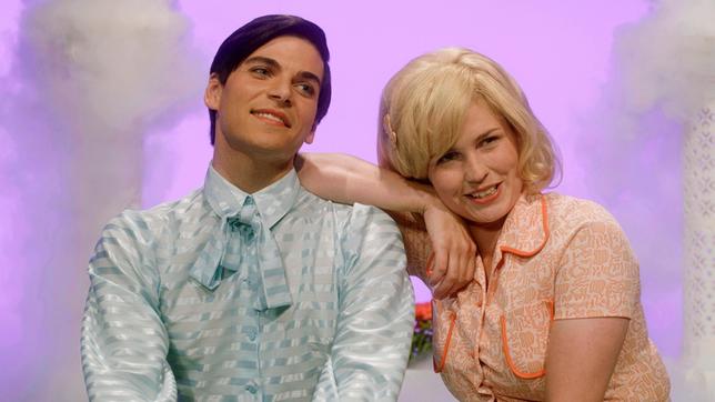 Bild: rbb/Rosa-von-Praunheim-Filmproduktion In "Rex Gildo - Der letzte Tanz" zeichnet Regisseur Rosa von Praunheim das Leben der deutschen Schlager-Ikone semi-dokumentarisch nach, mit Archivmaterial, Interviews und großartigen, feinfühligen Spielfilmszenen, in denen die Film-Entdeckung Kilian Berger als junger Rex und Kai Schumann als gealterter Ex-Star glänzen. - Kilian Berger (als Rex Gildo) und Sidsel Hindhede (als Gitte Hænning).