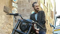 In seiner Heimatstadt Rom kommt Rocco Schiavone (Marco Giallini) am besten mit dem Motorrad durch den dichten Verkehr.