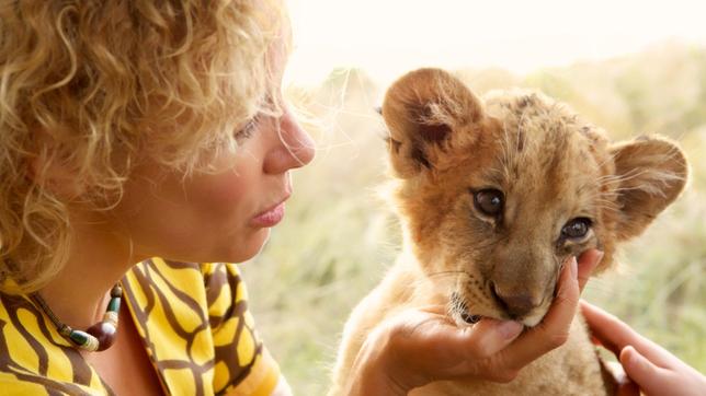 Bild: ARD Degeto/Zoela Film/P. Domenig In Südafrika betreibt Clarissa (Katja Riemann) eine Safari-Lodge.