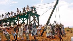 Indische und afrikanische Arbeiter bauen eine Eisenbahnbrücke über den Fluss Tsavo im heutigen Uganda.
