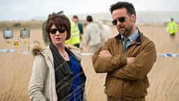 Tom Mathias (Richard Harrington) und seine Kollegin Mard Rhys (Mali Harries) nehmen den Fundort einer Frauenleiche in Augenschein.