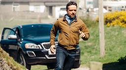 Inspector Mathias (Richard Harrington) ahnt, dass etwas Schreckliches bevorsteht.
