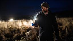 Inspector Mathias (Richard Harrington) ist im Moor auf Spurensuche.