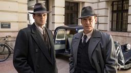 Inspektor LaPointe (Leo Staar) und Inspektor Janvier (Shaun Dingwall, re.) sind erfahrene Pariser Kriminalbeamte.